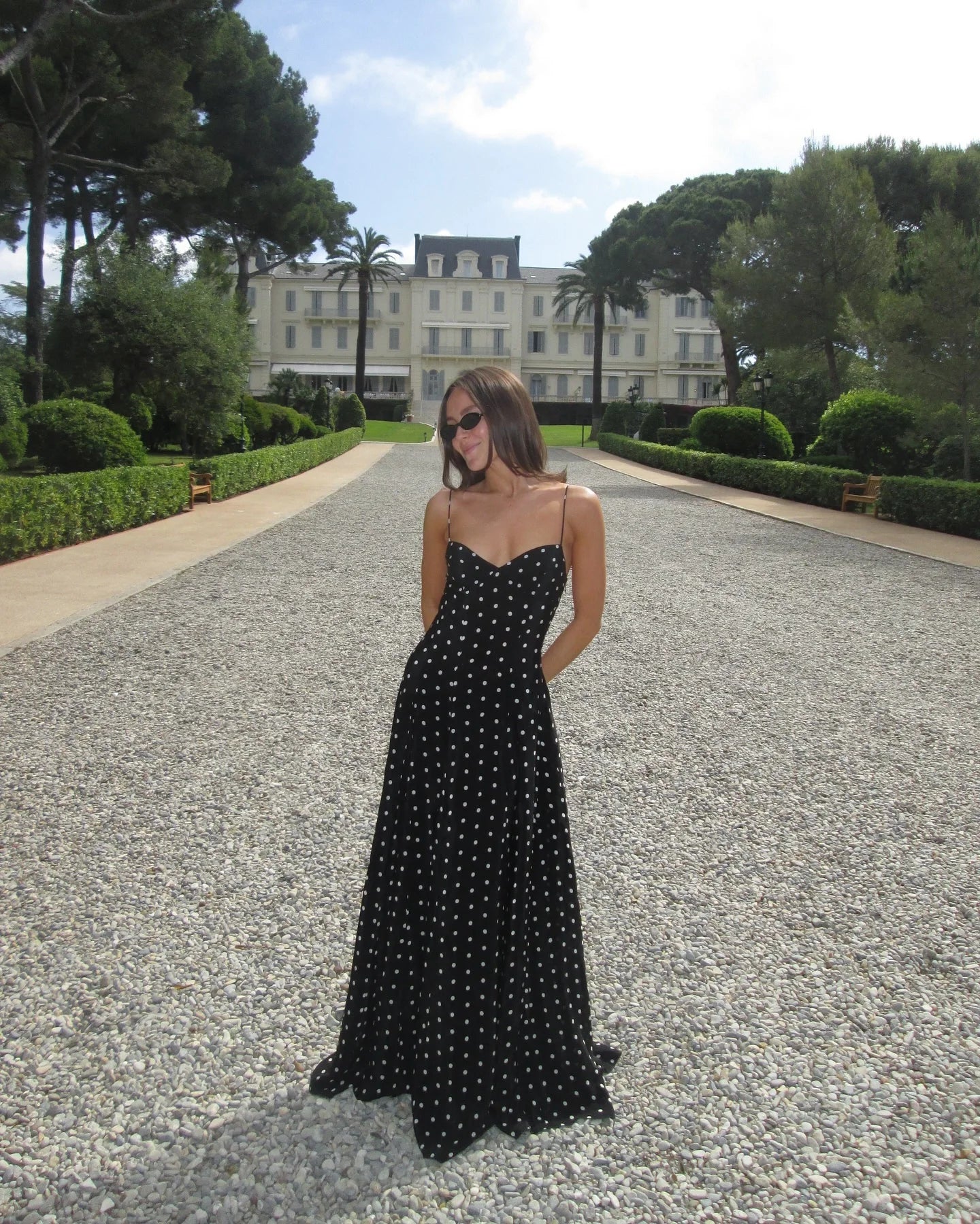 Robe Longue Noire à Pois avec Bretelles Spaghetti et Style Old Money – Robe Léontine